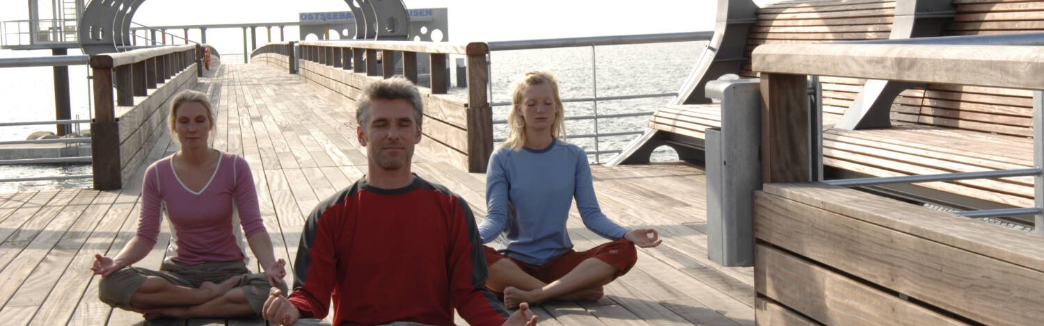 Yoga auf der Seebrücke in Kellenhusen
