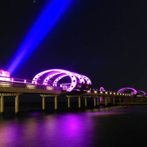 Beleuchtete Brücke in lila